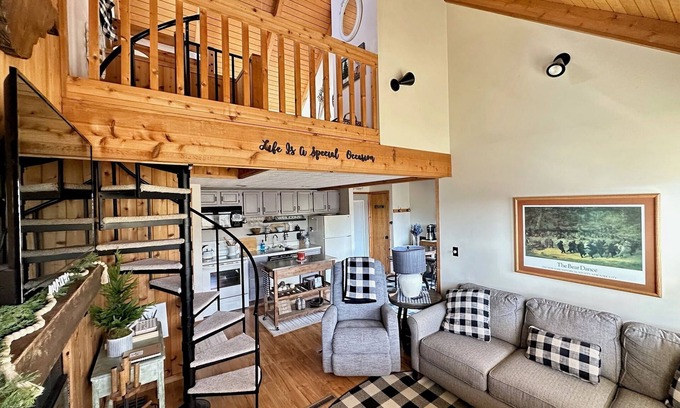 Davis Cabin | The Bear Lair-Cozy Retreat-Close to 2 Ski Resorts