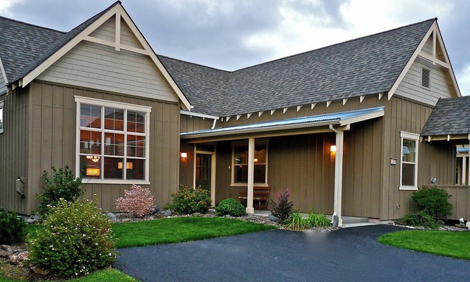 Redmond House | The Bear's Den 5 Stars Reviews Hot Tub, Wifi and Amenities for kids!