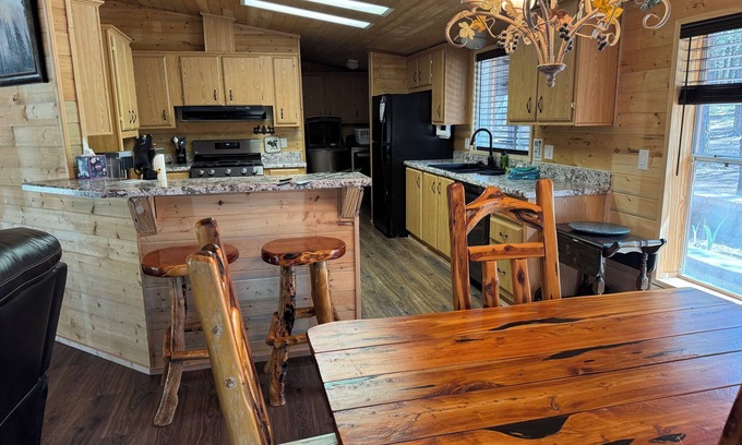 Heber Cabin | The Bear's Den, Cozy 2-bedroom Cabin in amazing Forest Lakes with AC, WiFi, Pets