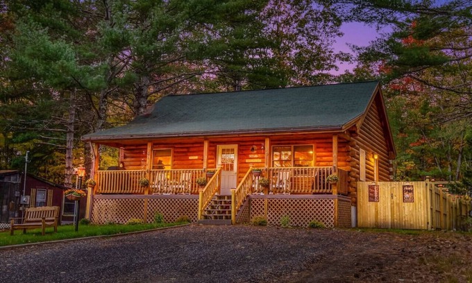 Brownfield Cabin | The Bear's Den | Lake Access, Hot Tub, Firepit!