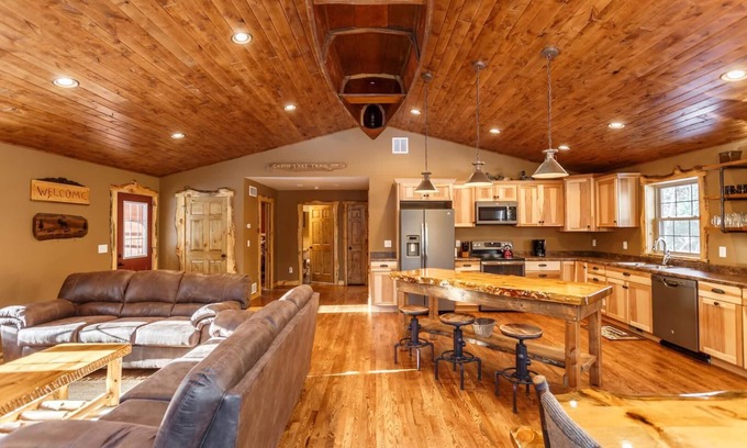 Wisconsin Dells Cabin | The Beautiful Whitetail Ridge-Luxury 5BR Cabin, Just minutes from downtown