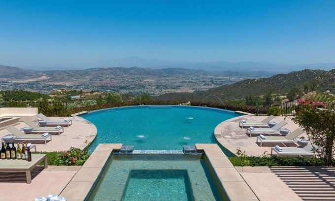 Murrieta House | The Bellevue Estate by Fieldtrip | Infinity Pool with Sweeping Views