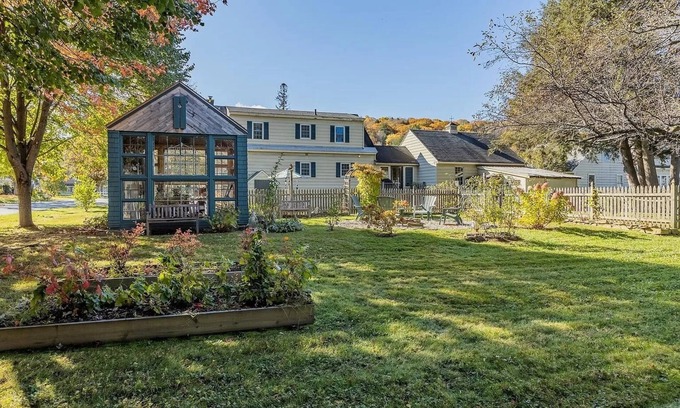 Lebanon House | The Benton House- 6 Beds- minutes to Dartmouth