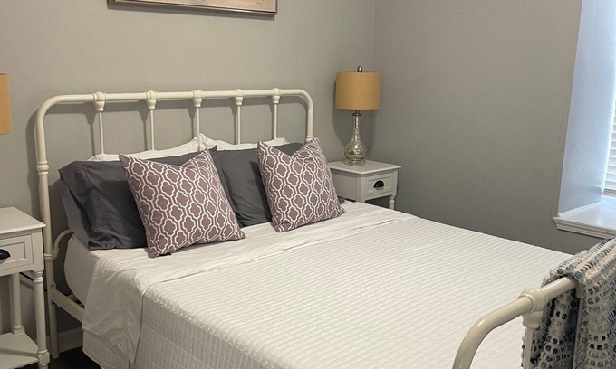 Hamilton Apartment | The Bernice - Entire 2 Bedroom Apt in Quilt Town, USA