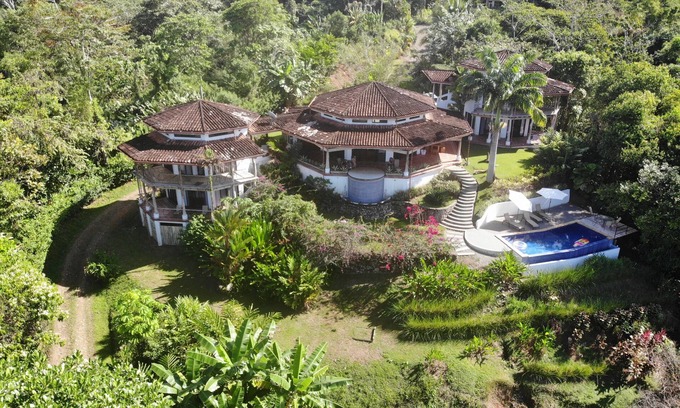 Dominicalito House | The Best of Both, Hotel Style Suites with the Comforts of Home