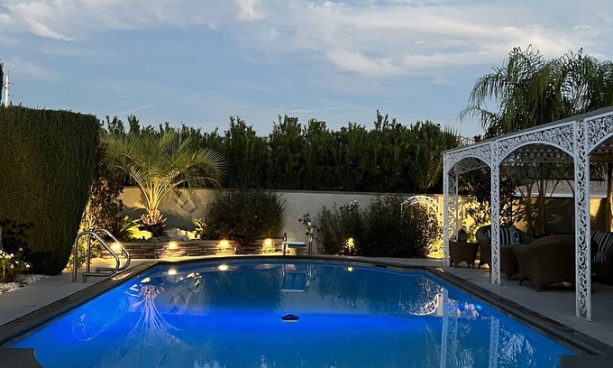 Paradise House | The Best secret spot in Las Vegas Pool and Jacuzzi