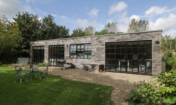 Malmesbury Cottage | THE BIG BOX BRANDEERS, pet friendly, with open fire in Minety