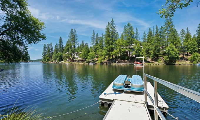 Groveland Cabin | The Big Easy - Lakefront Only 1 mile to Popular Marina Beach! by Yosemite Region Resorts