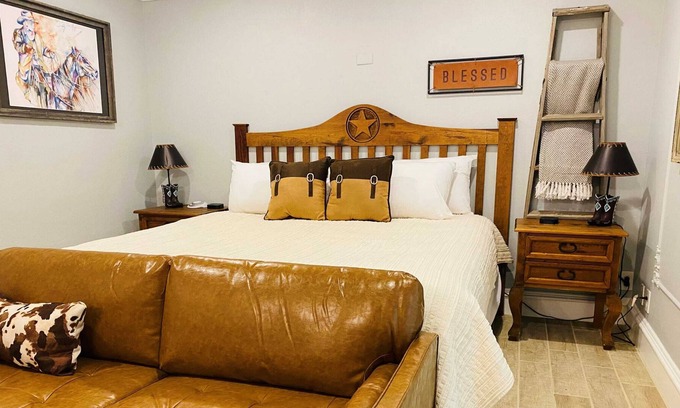 Amarillo Apartment | The Big Texan Master Suite 200