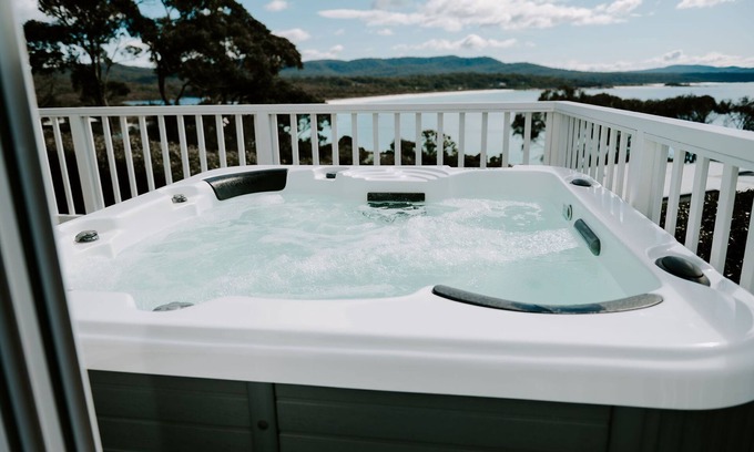 Binalong Bay House | THE BILLOWS - BINALONG BAY. Hamptons style escape overlooking the Bay of Fires.