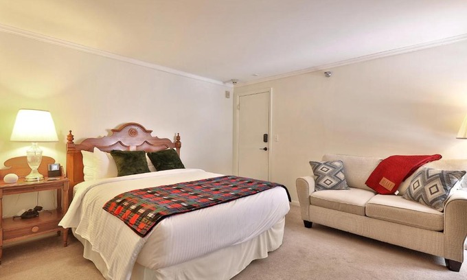 Killington Cabin | The Birch Ridge- Lace Room #3 - Queen Suite in Renovated Killington Lodge, Hot tubs, home