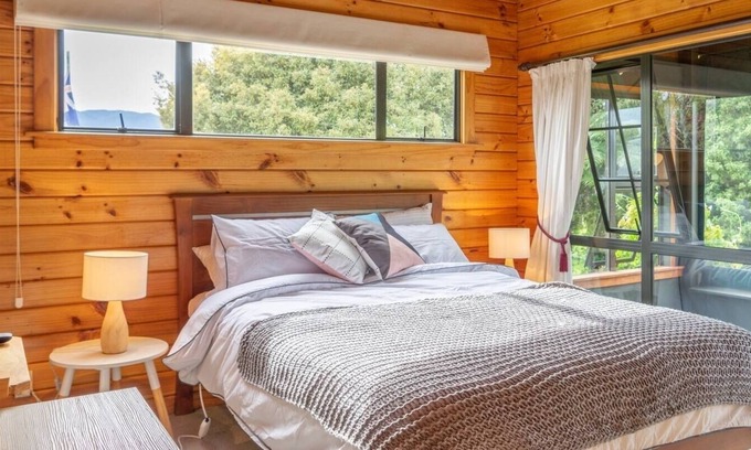 Takaka House | The Birds Nest - Cosy Chalet