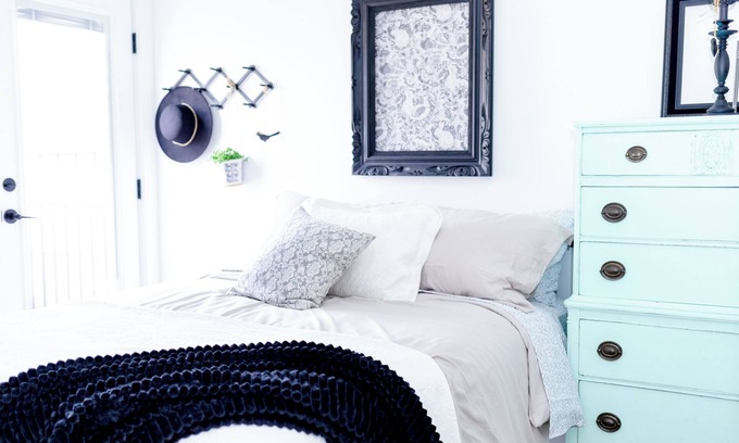 Twin Falls House | The Black Bird Bungalow -Charming Modern-Vintage Flair - Spa & Fireside