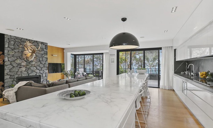 Lorne House | The Black House - Front Row, WIFI, Luxury