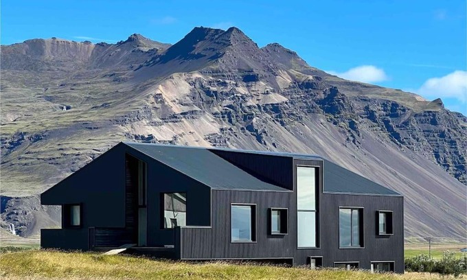 Hornafjörður Apartment | The Blackhouse