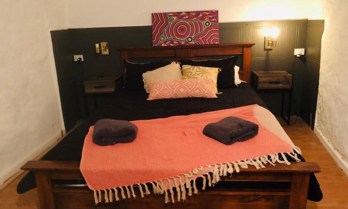 Coober Pedy House | The Blacklighters Opal Retreat-Undergound