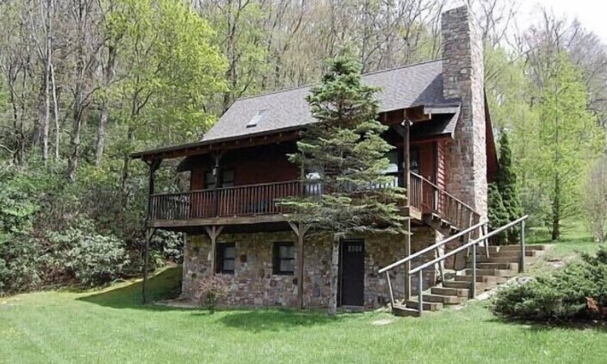 Blowing Rock Cabin | The Blowing Rock Cabin. It’s the Location! 4BR/2BA 5 mins to Main St Clean/Quiet