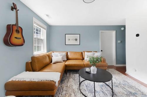 Edgehill Apartment | The Blue Bungalow - 4 beds And 7 Mins To Broadway!