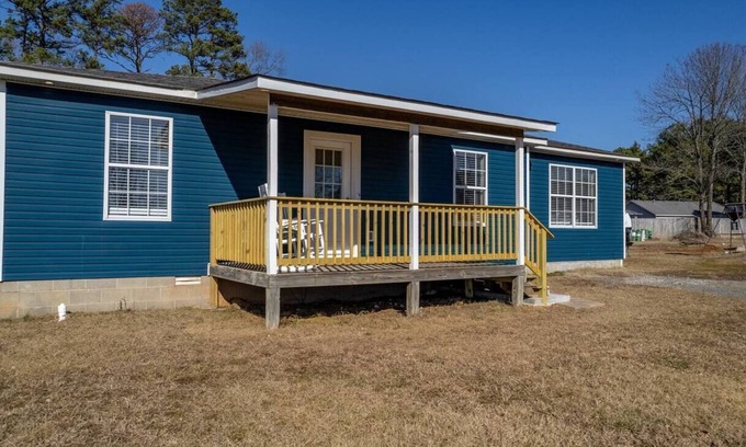 Higden House | “The Blue Bungalow” Great location RV hookup addon