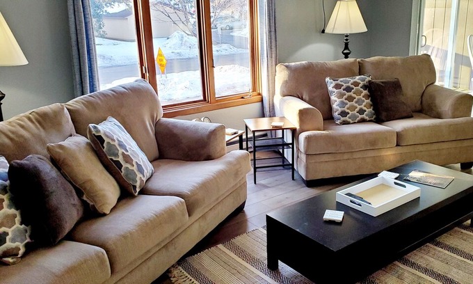 Hudson Apartment | | The Blue Door | 5 mins from Downtown Hudson |