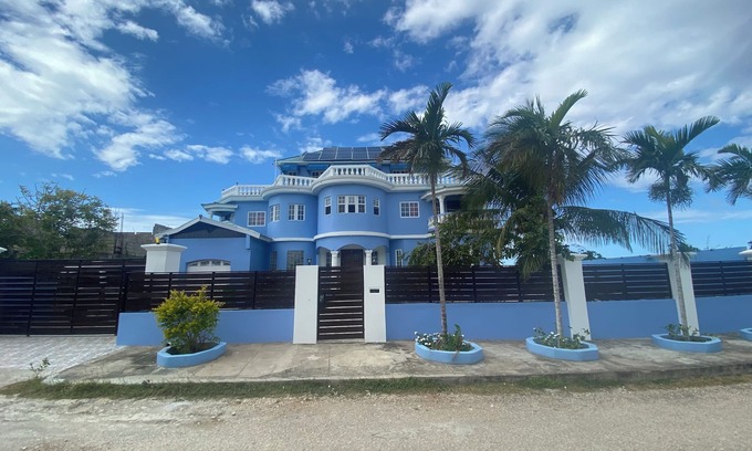 Windsor Villa | The Blue Flamingo