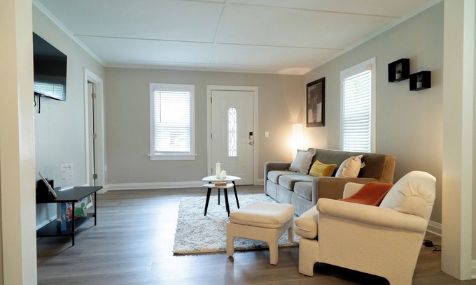 St. Charles House | The Blue Garden Escape – Walk to Riverwalk & Relax