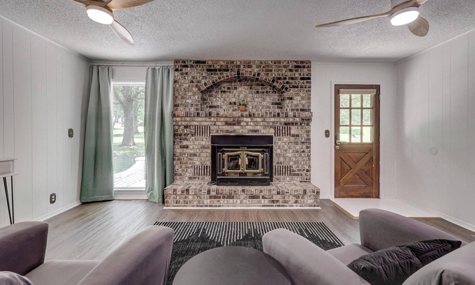 Leawood House | The Blue Heron: Spacious Retreat Mins off I-44