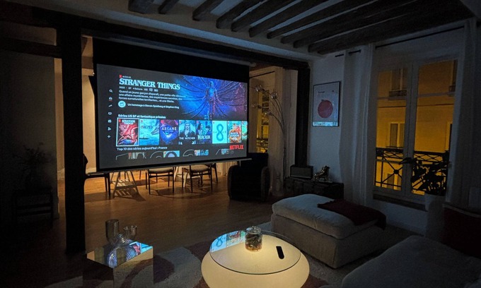 Quartier de la Folie-Mericourt Apartment | The Blue Light Home
