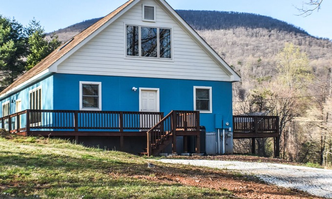 Nellysford House | The Blue Llama - Spacious Oasis off Brew Ridge Trail - Great for Groups & Pets
