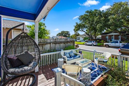 Galveston House | The Blue Oasis With Handicap Ramp Access Dog Friendly & Cowboy Pool