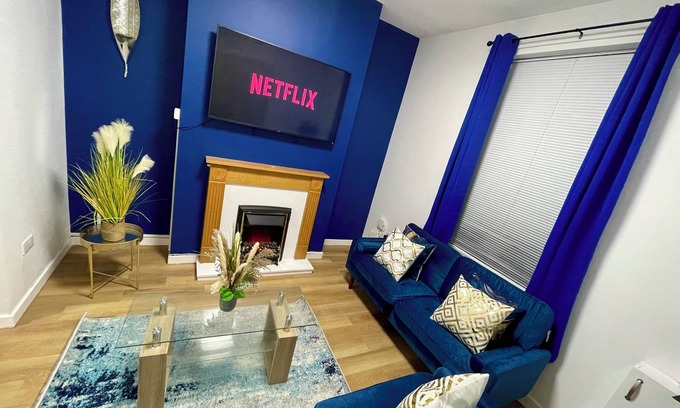 Hull House | The Blue Retreat 3 Bed House Minutes away from town with Free Parking
