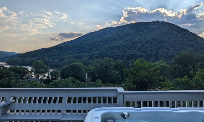 New River House | The Blue Ridge Bungalow- 3BR 2BA, hot tub with panoramic views, dog-friendly.