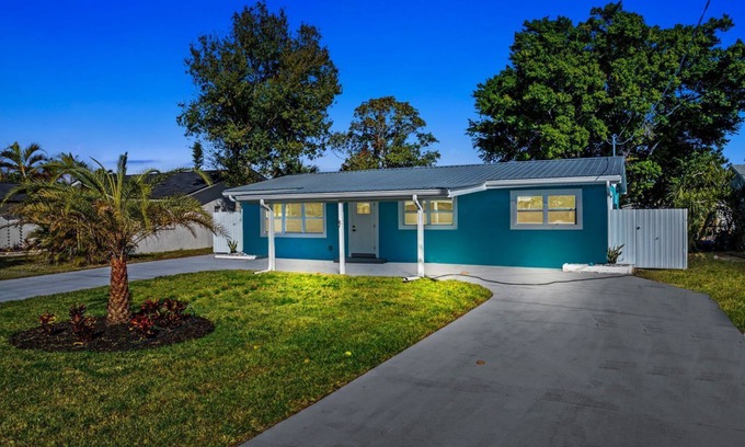 Fort Myers Shores House | The Blue River House. 3-bedroom Pool house in peaceful Fort Myers with AC, WiFi