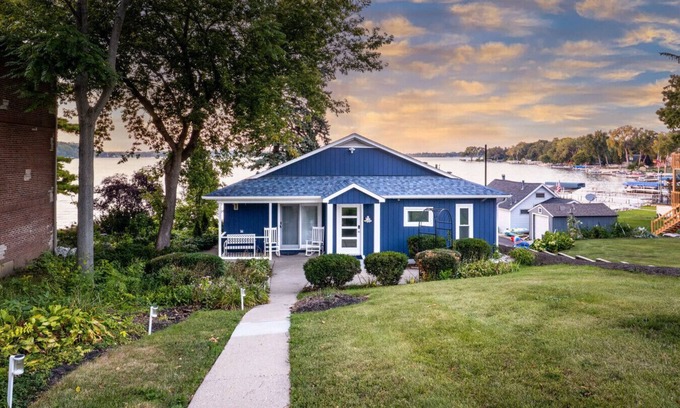 Fox Lake Apartment | The “Blue Sapphire” 3BR/3BA Luxury Lakefront Home on Mineola Bay | Stunning Views on Chain O Lakes