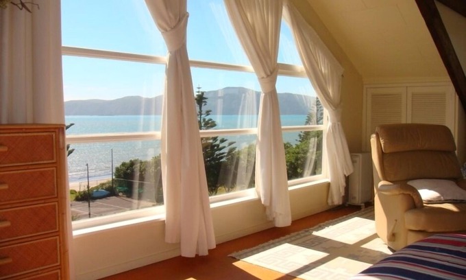 Paraparaumu House | THE BLUE TRIANGLE - two storey sunny bach