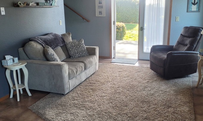 Brookings House | The Blueberry House. A spacious 2 story, 3 bedroom, 2.5 bath home in Brookings.