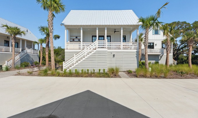 Johns Island House | “The Bluebird” (3049 Southerly Way) 2 person creekside bungalow at Kiawah River * EV Charger ~