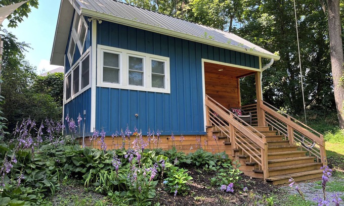Westwood Place Cabin | The Bluebird- A Cute, Cozy Tiny House, 5 mins to Downtown Asheville