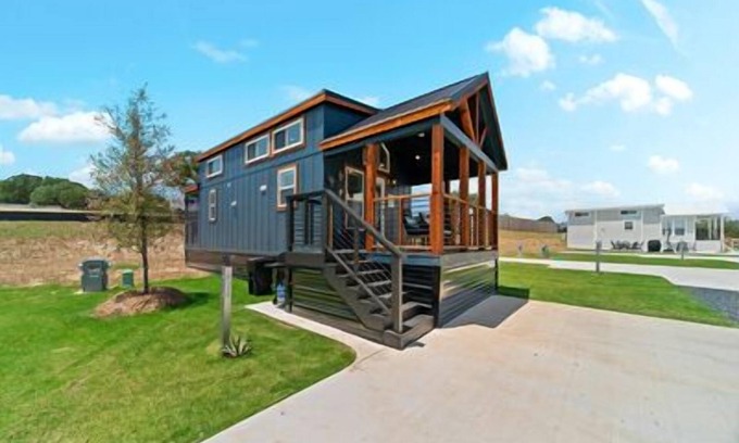 Fredericksburg Cottage | The Bluebonnet - 026