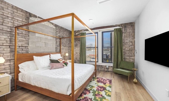 Grand Rapids Apartment | The BlueJay Vintage Suite - With Window