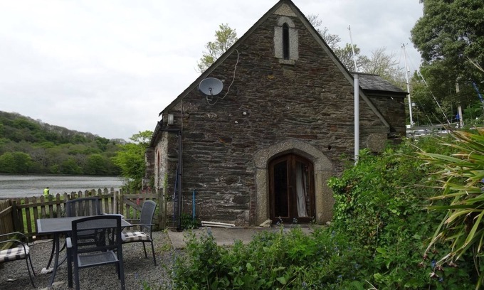 Saint Winnow Cottage | THE BOAT HOUSE, pet friendly, with a garden in St Winnow