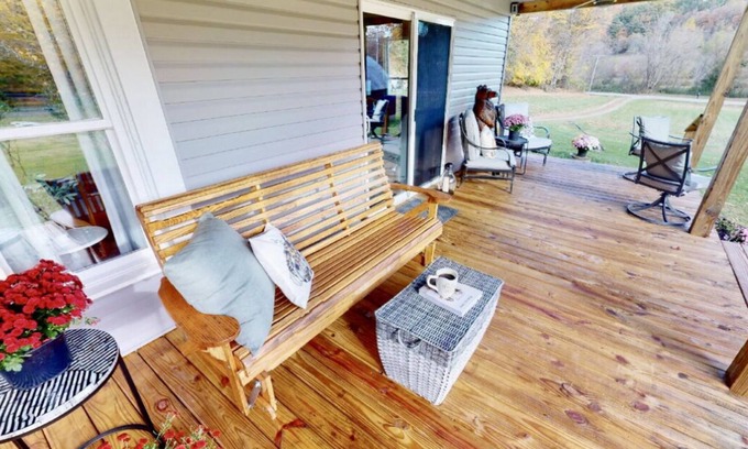 Logan House | The Boch Hollow Farmhouse at Hocking Hills Hideaway Acres