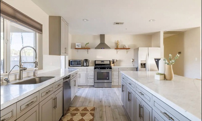 Cox Heights House | The Boho Babe: 5 Minutes away from Old Town, Golfing, & Hiking w/a Pool & Spa