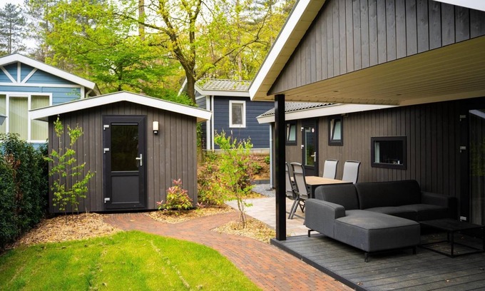 Rhenen House | The Boscottage, with hot tub for 4 people is located on forest edge of our park.
