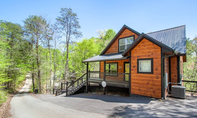 Sevierville Cabin | The Boujee Bear | MTN View, Hot Tub, Foosball!