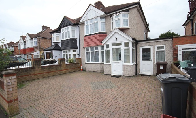 London Borough of Hounslow House | The Boundaries House