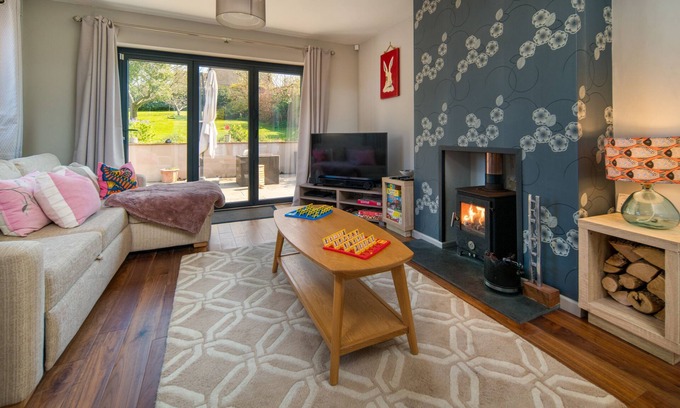 Nettlestone House | The Brackens – Stunning Seaside Retreat on Gully Road, Seaview with Large secure Garden near beach