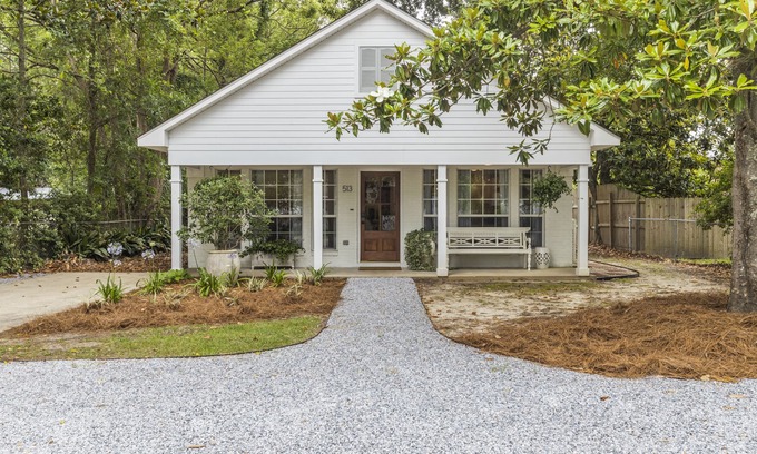Biloxi House | The Breathe Easy - perfect location in Ocean Springs. Walk to downtown & beach!