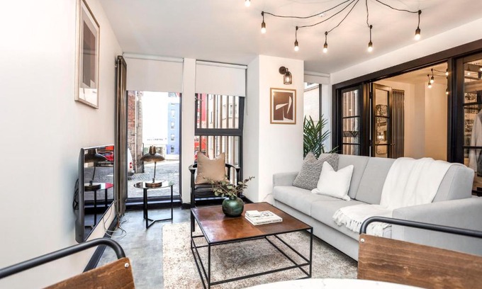 Old Town Apartment | The Brewers Rooms Contemporary Aparthotel