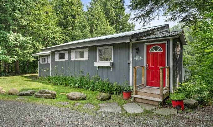 Jeffersonville House | The Brewster Riverfront w/deck, close to exploring
